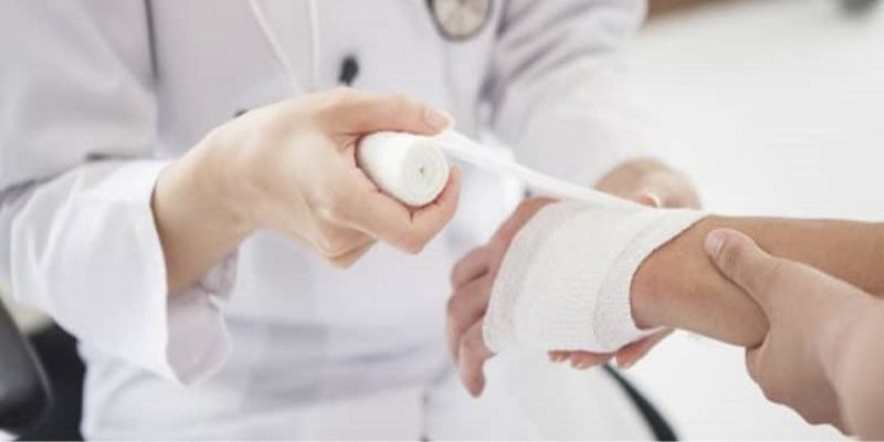 Dreaming about cutting your hand and actually experiencing it.